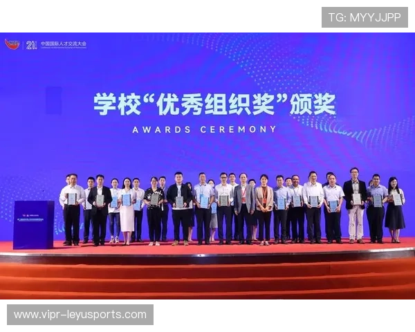 年轻教练战术创新引媒体与球迷追捧