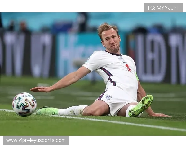 凯恩前场抢断后顺势转身射门:速度、技术与装备的极致展现 凯恩前场抢断后顺势转身射门:速度、技术与装备的极致展现