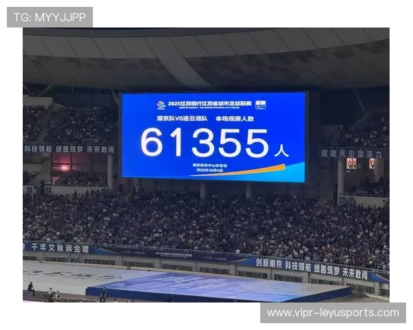 球员加盟仪式现场球迷欢呼声震耳欲聋 球员加盟仪式现场球迷欢呼声震耳欲聋